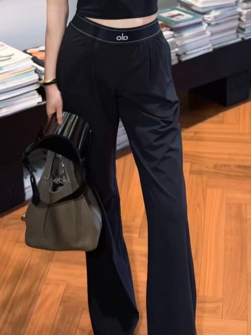 Brand new ALO Yoga Suit Up Trouser Black🤗(Regular 30-inch),Size S